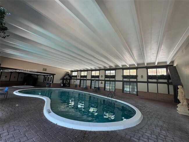 Building Photo - 3720 Inverrary Dr