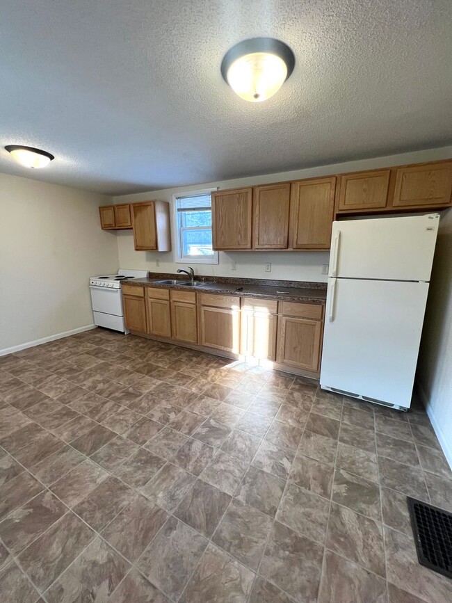 Building Photo - AVAILABLE FEBRUARY 1 - 3 Bed, 1 bath House!