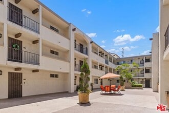 Building Photo - 12801 Moorpark St