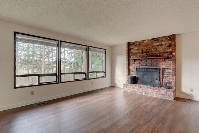 Building Photo - Large Private Rural Home Just West of Downtown Oak Harbor on 5 acres