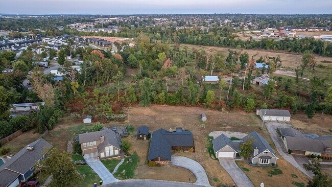 Building Photo - Ranch-Style Home Near the Razorback Greenway
