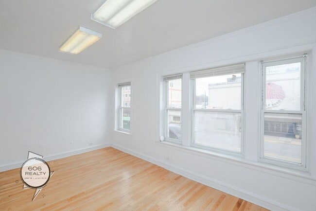 Building Photo - 1550 W 95th St
