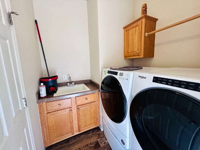Building Photo - Updated 3 bd, 2 ba on 1.98 Acres with Hot Tub!
