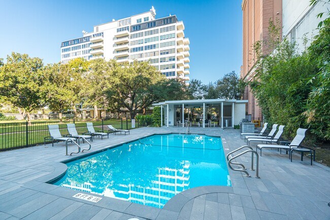 Building Photo - 2701 Westheimer Rd