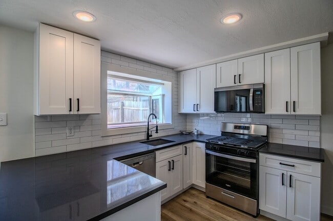 Building Photo - RENOVATED & READY FOR MOVE IN! STUNNING 3 ...