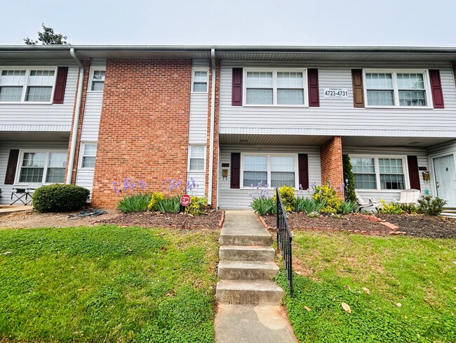 Building Photo - Charming 2 bedroom, 2.5 bathroom townhome ...