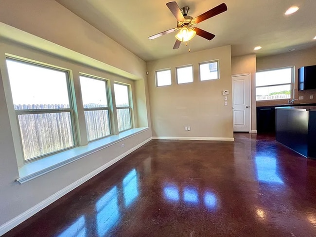 Building Photo - Beautiful 3BR, 2BA Home in Austin – Balcony & Modern Kitchen Appliances!
