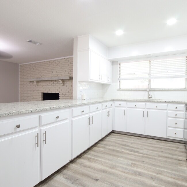Building Photo - 3629 Venice Dr