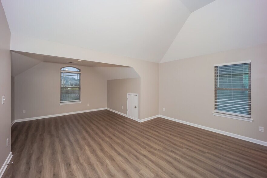 Building Photo - 6840 Diamond Dr
