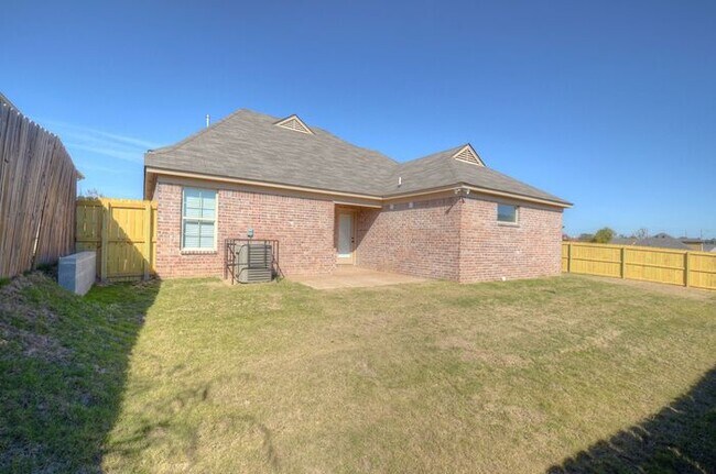 Building Photo - Now Leasing a 4-bedroom 2 bath home on Olive Branch