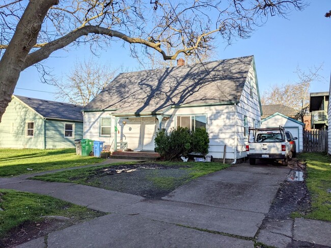 Primary Photo - 4 bedroom West University home with large ...