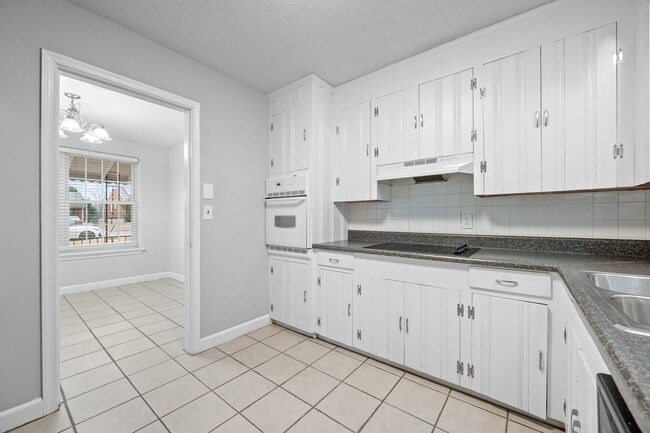 Building Photo - 4620 Golf Park Dr