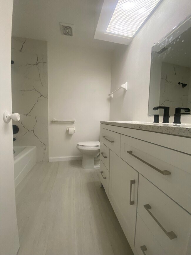 Building Photo - 2420 Briar Oak Cir