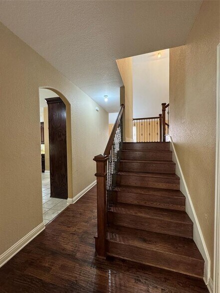 Building Photo - 9101 Forest Hills Dr