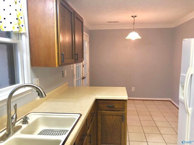 Building Photo - 337 Chateau Dr SW