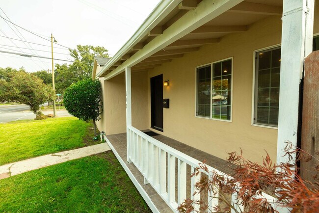 Building Photo - 240 E Hedding St