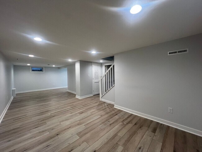 Building Photo - 2 Bed, 1 Bath Single-Family Home Close to ...