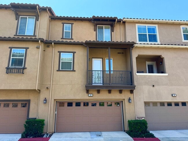 Building Photo - Spacious 3Bd/3.5Ba Home With All Primary B...