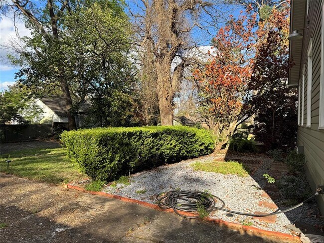 Building Photo - 2237 Winona Ave