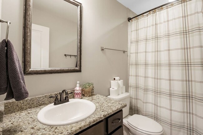 Building Photo - 647 Sire Ave