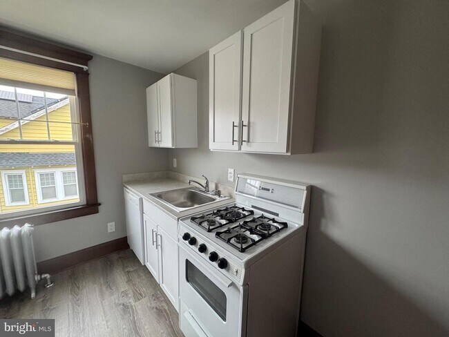 Building Photo - 307 Edgewood Ave