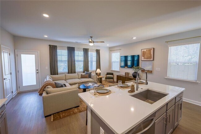 Building Photo - 622 Shallowford Rd