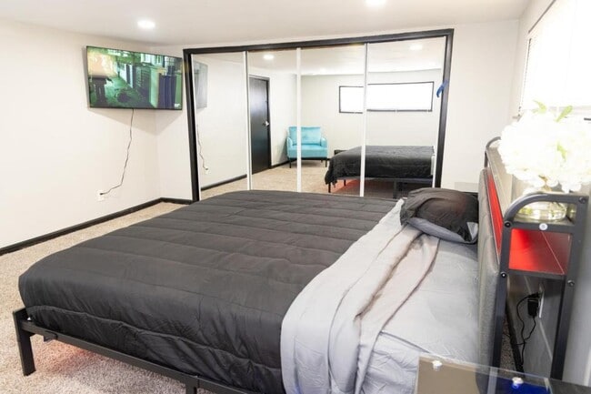 Building Photo - 810 Woodbine Rd