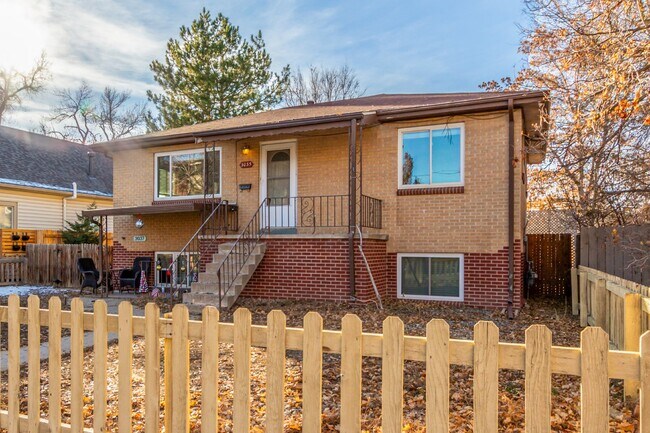 Building Photo - Charming Upper Unit Duplex in the Heart of Englewood!