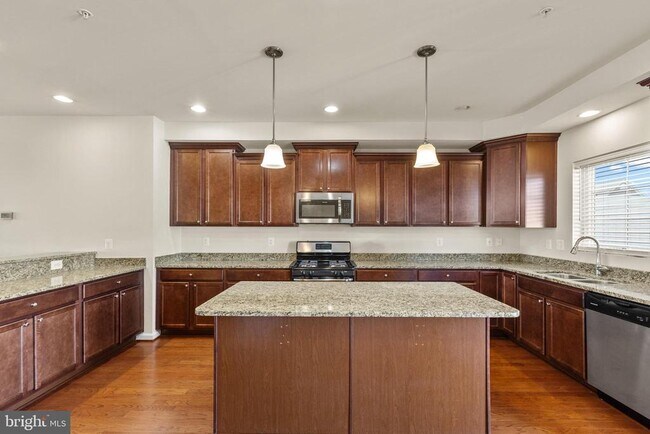 Building Photo - 5345 Tweeddale Pl