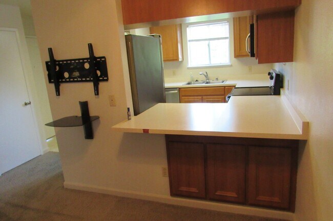Building Photo - Well Kept 2 Bed/1 Bath Upstairs Condo in South Livermore