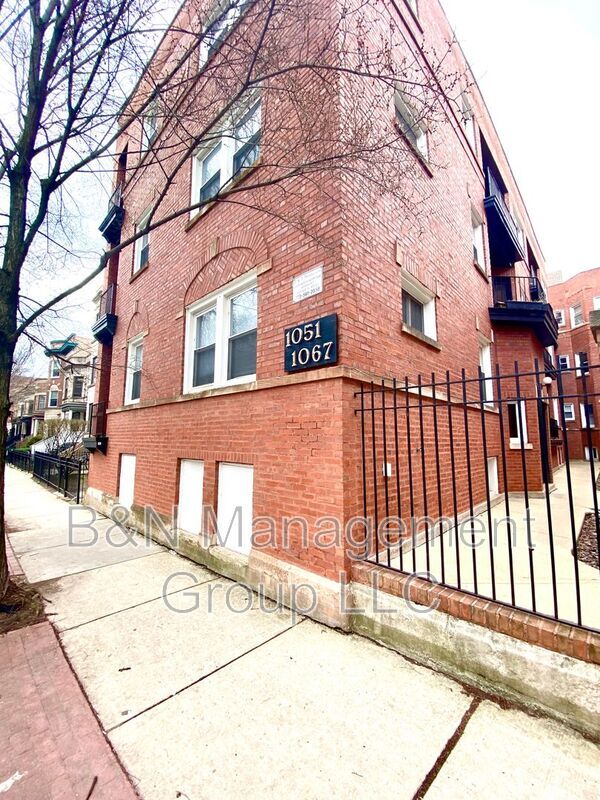 Building Photo - 1059 W Dakin St