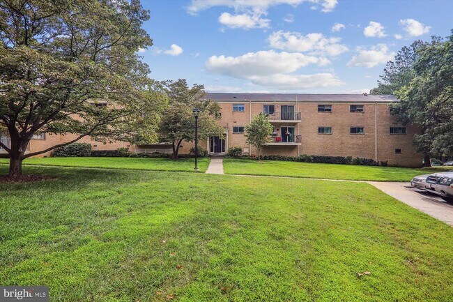 Building Photo - 10631 Montrose Ave