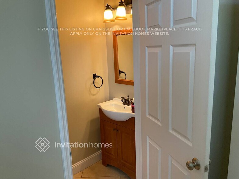 Building Photo - 7449 Santa Monica Dr