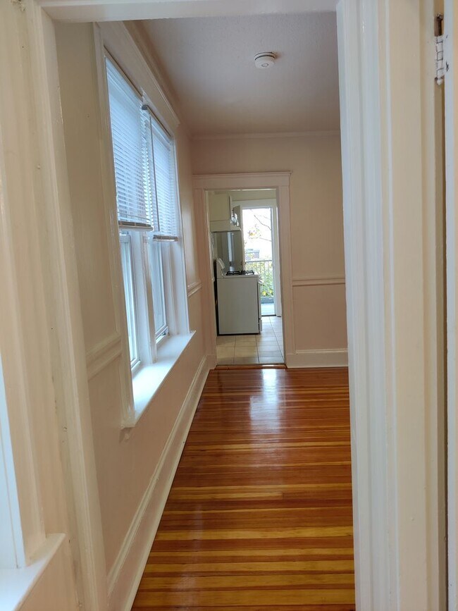 Building Photo - 8 Barrows St