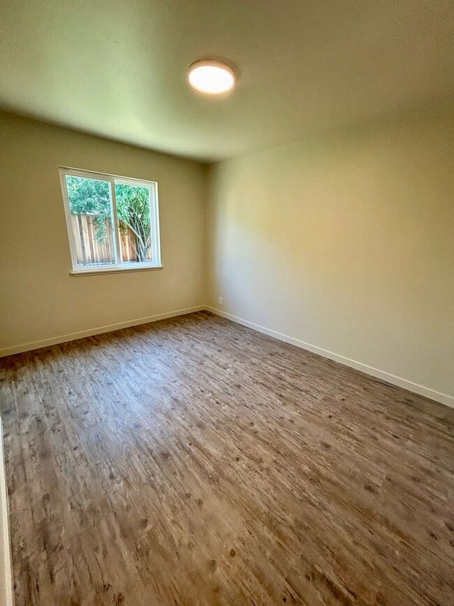 Building Photo - Completely Updated Irvington House!