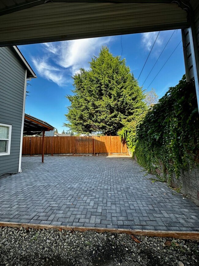 Building Photo - Gorgeous 4 Bedroom 2.5 Bath Single Family Home On Private Cul-Du-Sac