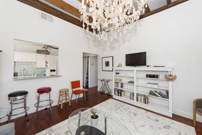 Building Photo - 350 King St