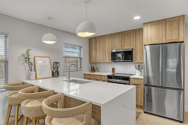 Building Photo - 414 W Mango St