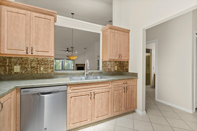 Building Photo - 604 Parkside Pl