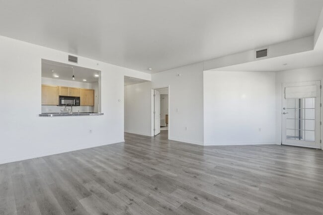Building Photo - 2-bed, 2-bath condo in secure building with private laundry and city views