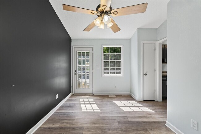 Building Photo - 727 Acorn Dr