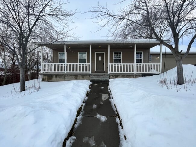 Building Photo - 515 Sawtooth St