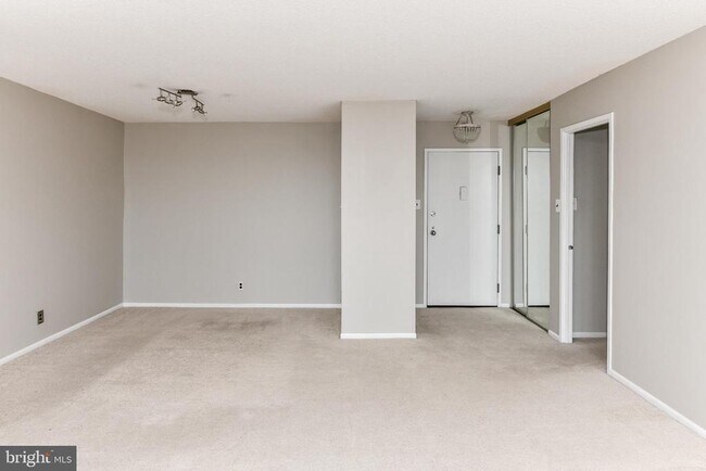 Building Photo - 205 Yoakum Pkwy