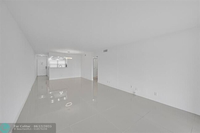 Building Photo - 3005 Portofino Isle
