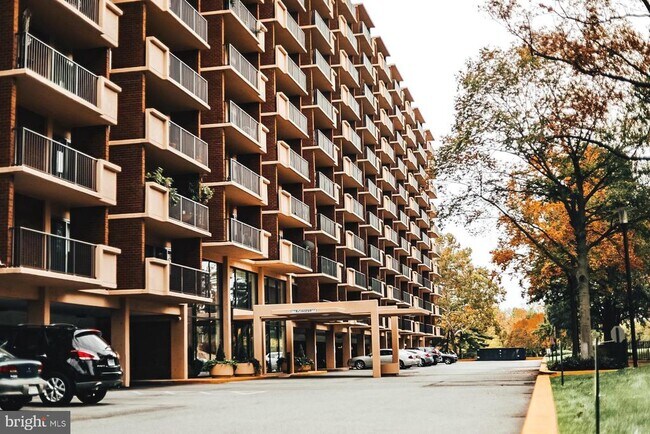 Building Photo - 1300 Army Navy Dr