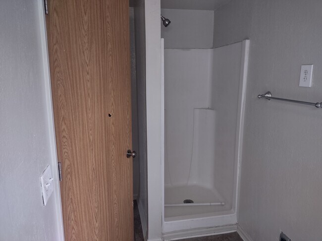 Building Photo - 925 W 2nd St