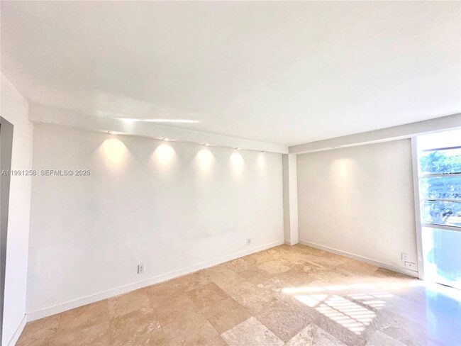 Building Photo - 3301 N Country Club Dr