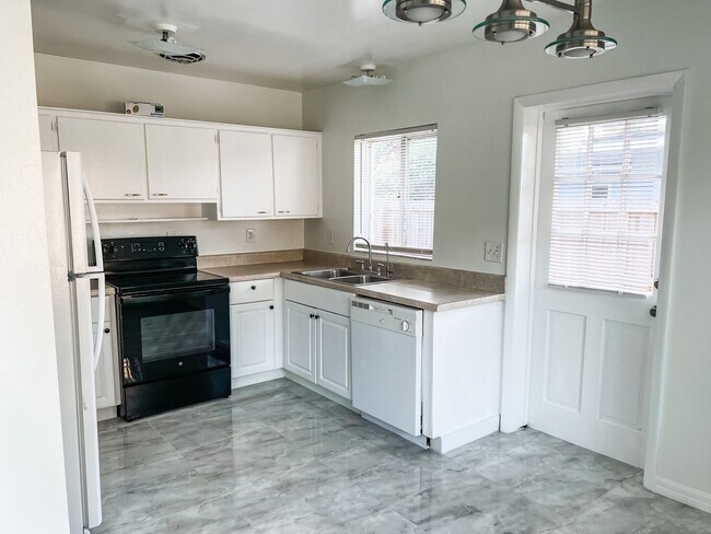 Building Photo - 1300 Bennett Rd