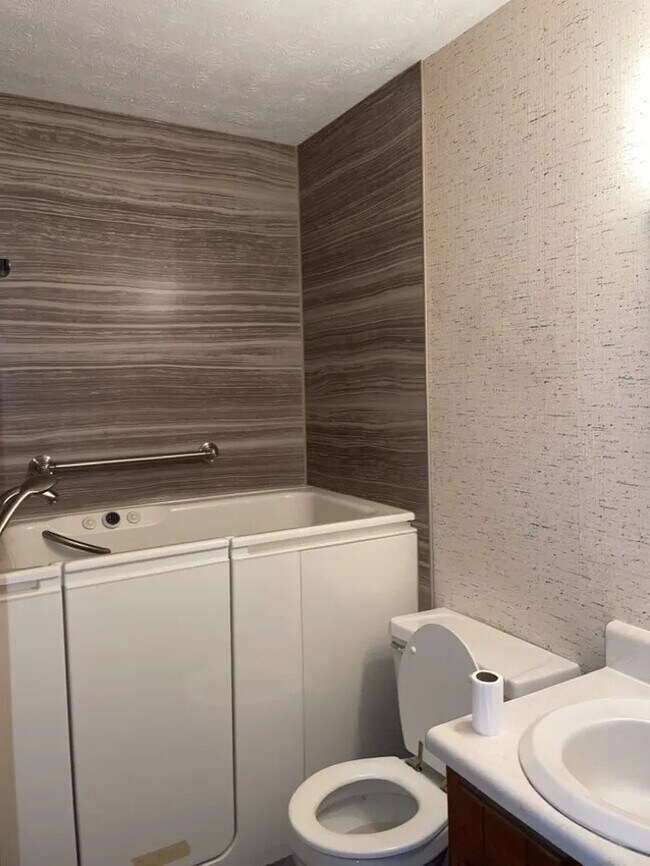 Building Photo - 3 Bedroom 2 Bathroom