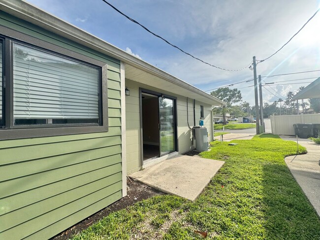 Building Photo - Apartment - Right off Cypress Gardens Blvd!